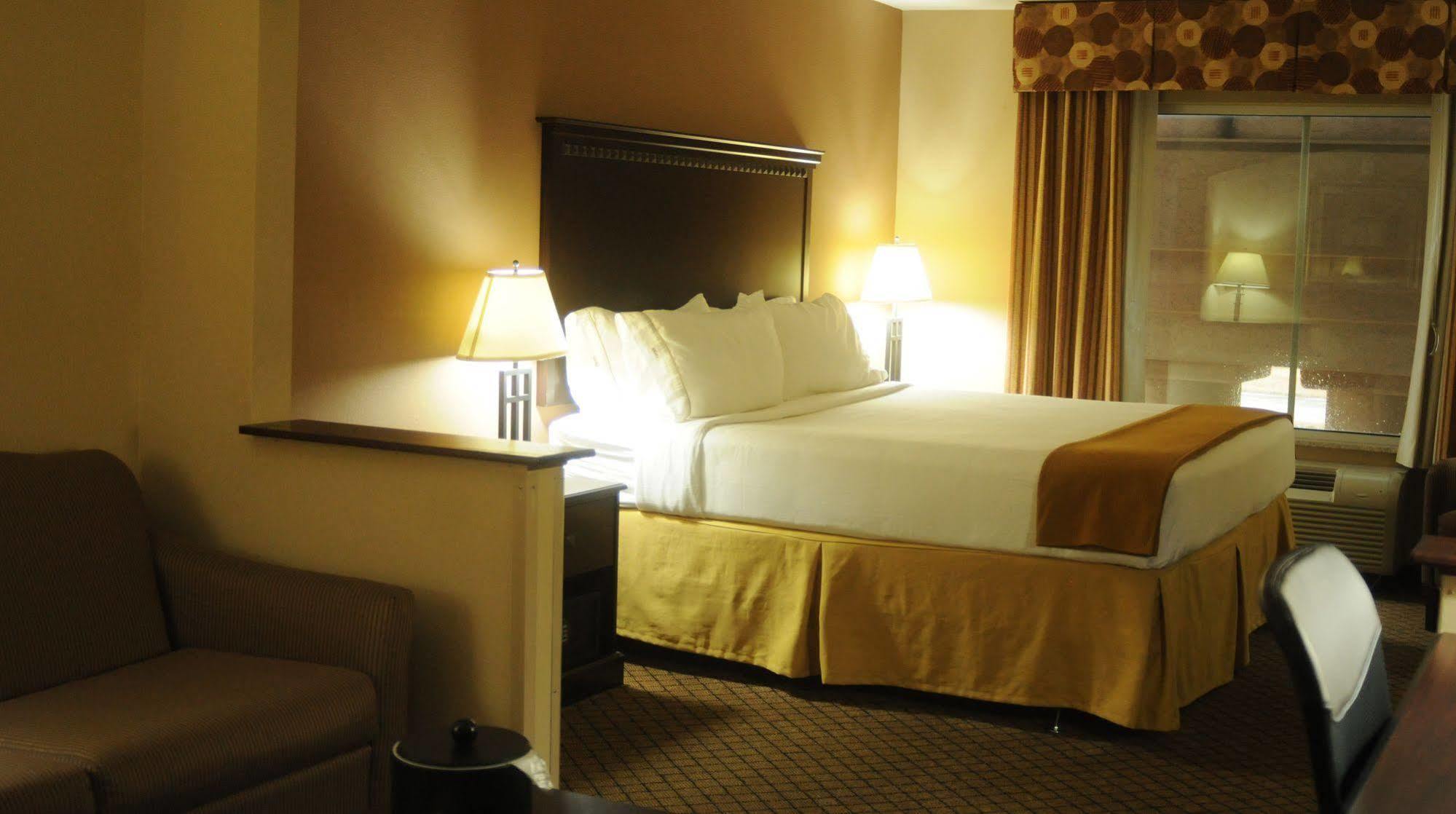 Holiday Inn Express Hotel&Suites Sedalia, an IHG Hotel Exterior foto